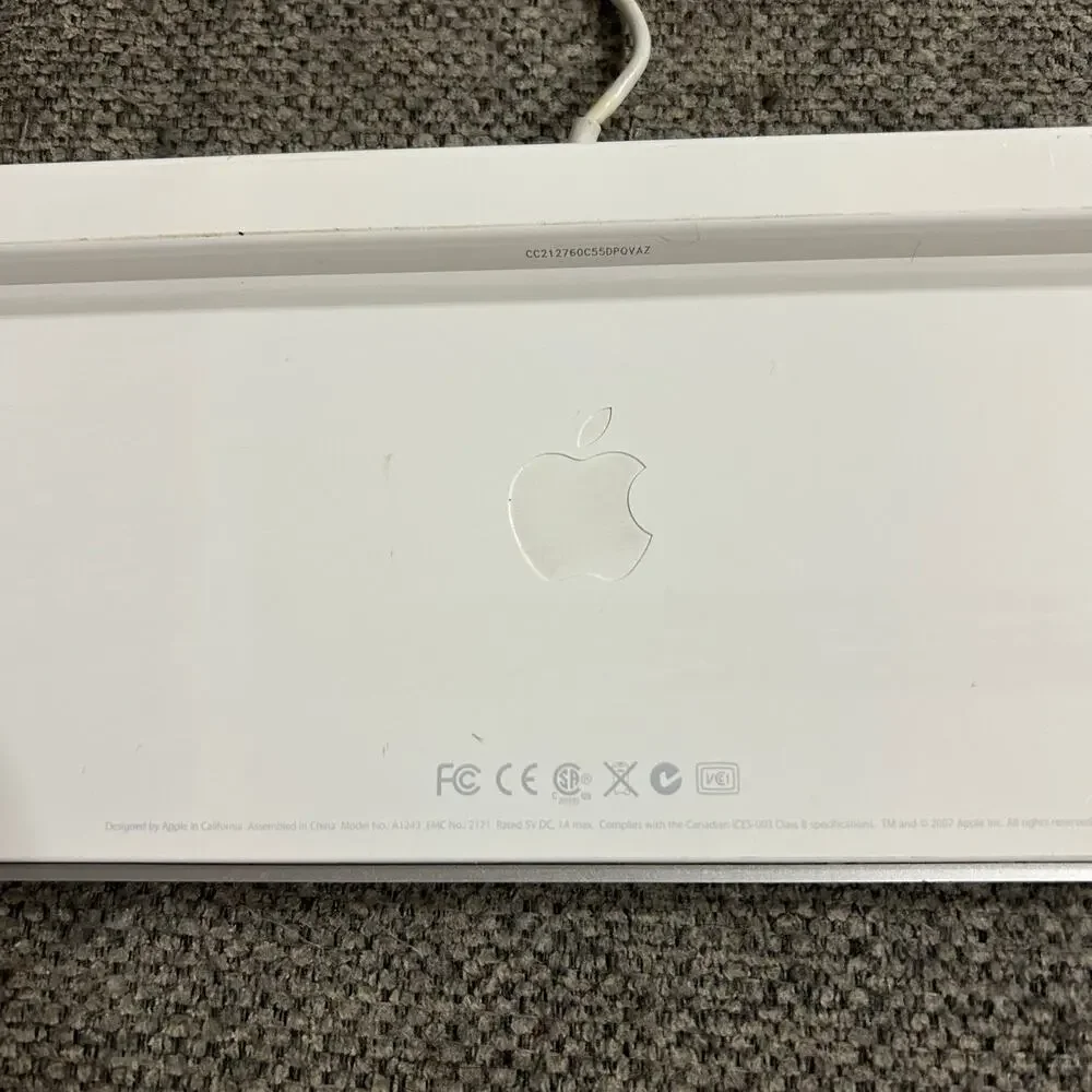 Apple A1234 USB Wired Keyboard w/ Numeric Keypad White Aluminum